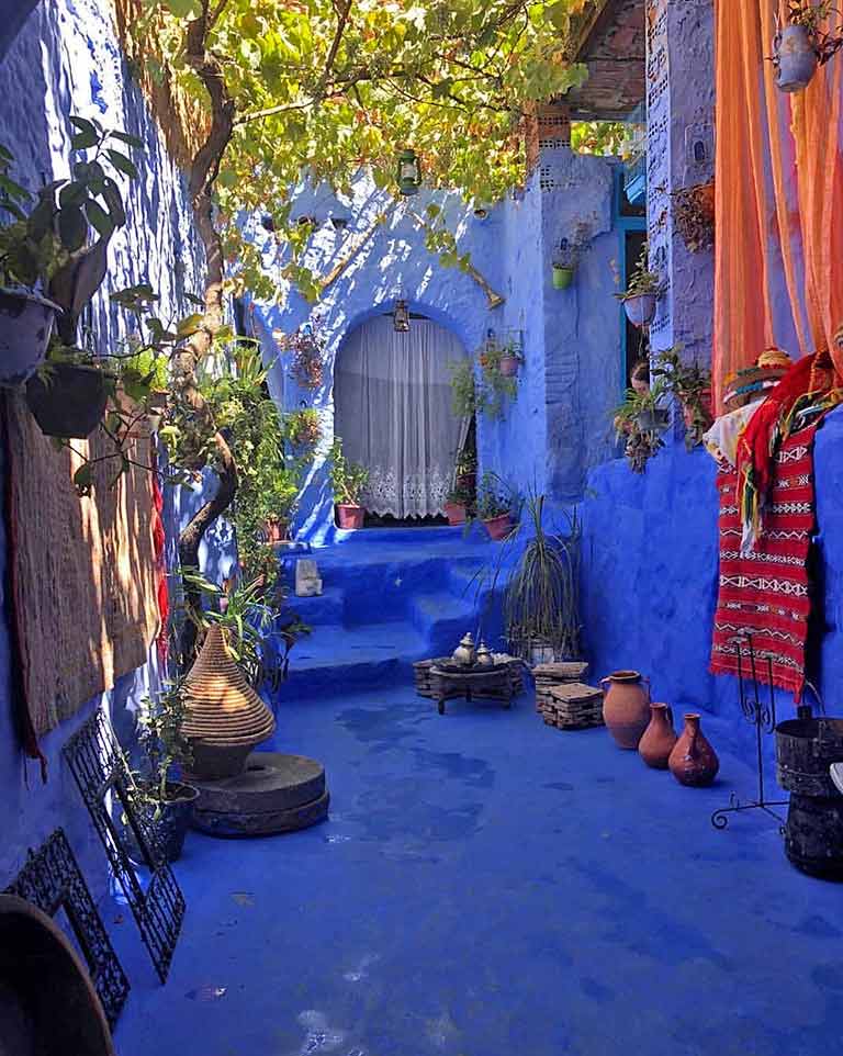 Жители города Шавен (Chefchaouen) красят свои дома в синий цвет
