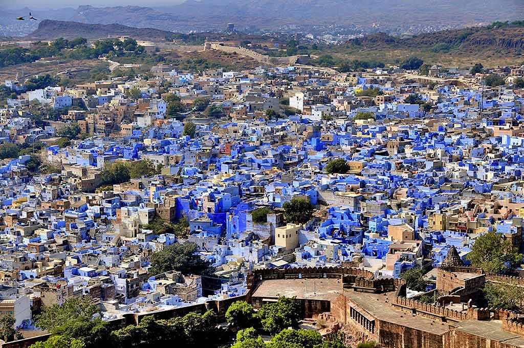 Город Джодхпур (Jodhpur) в Индии. Штат Раджастан — все здания этого города выкрашены в сине-голубой цвет
