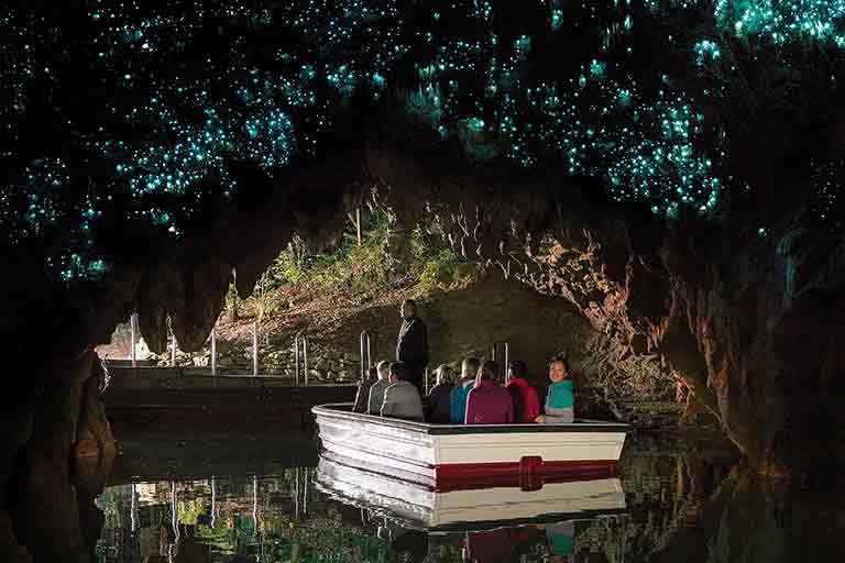 Пещера светлячков Waitomo Glowworm шедевр природы, над которым она трудилась многие миллионы лет.